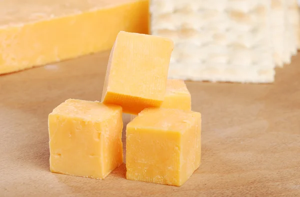 Cheddar queijo e bolachas foco — Fotografia de Stock