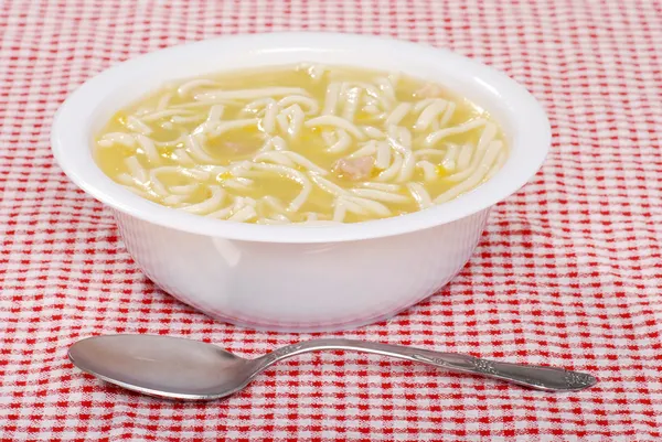 Куриный суп с лапшой в миске — стоковое фото