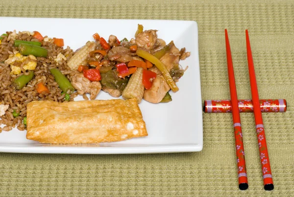 Chinese food with egg roll — Stockfoto