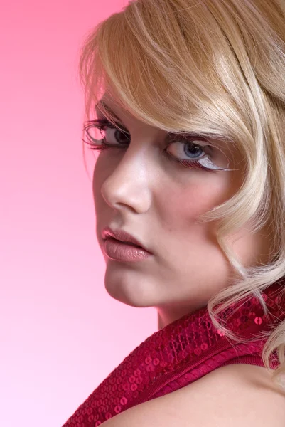 Närbild blond kvinna med rosa — Stockfoto