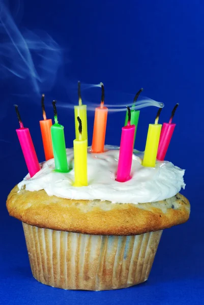 Cupcake con candele fumanti — Foto Stock