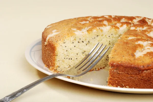 Cortar pastel de semilla de amapola de limón con un tenedor — Foto de Stock