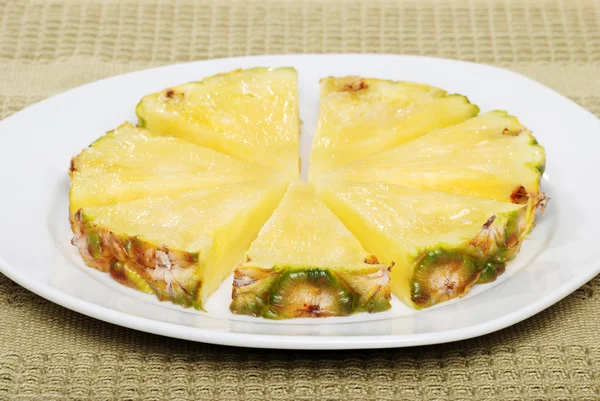 Ananas nakrájíme na talíři — Stock fotografie