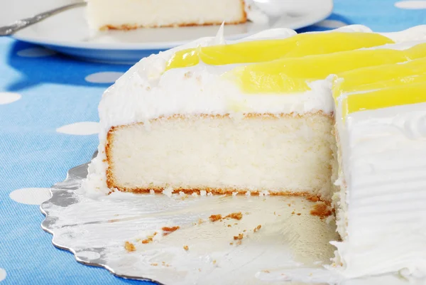 バニラのレモン ケーキをカットします。 — ストック写真