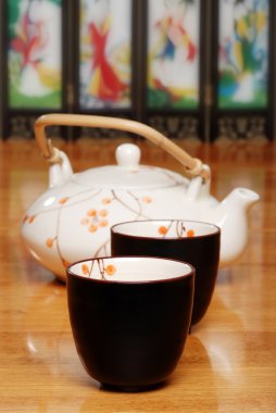 Asyalı iki bardak ve çaydanlık
