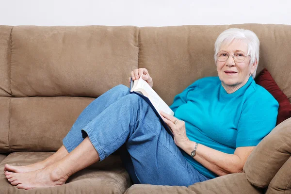 Happy senior with a book — Stock Photo, Image