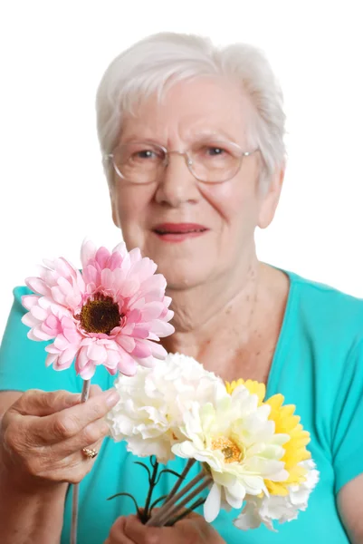 Glückliche Seniorin bietet ein falsches Gänseblümchen an — Stockfoto
