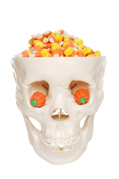 Cranio pieno di caramelle mais e zucca occhi — Foto Stock