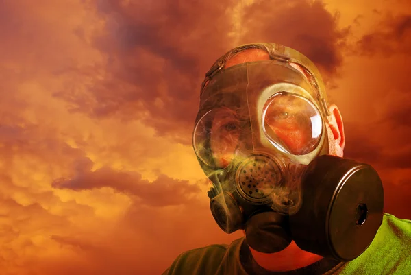 Άνθρωπος με μάσκα αερίων και σύννεφα — Φωτογραφία Αρχείου