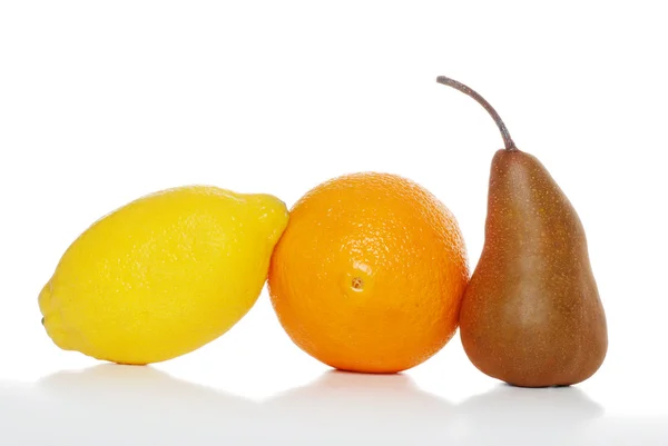 Trzy owoce na białym tle — Zdjęcie stockowe