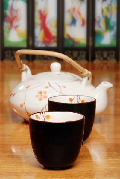 Азиатские две чашки и чайник — стоковое фото