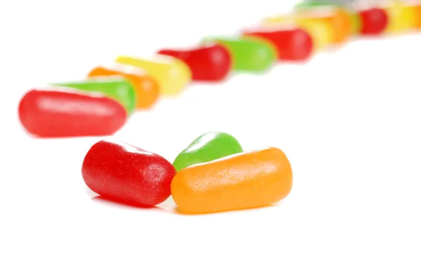 Assortiment de bonbons colorés dans une ligne — Photo