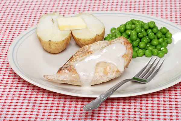 Gebakken kip met crème champignonsaus — Stockfoto