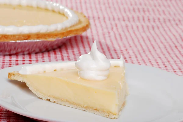 Banana cream pie with topping — Stock Photo, Image