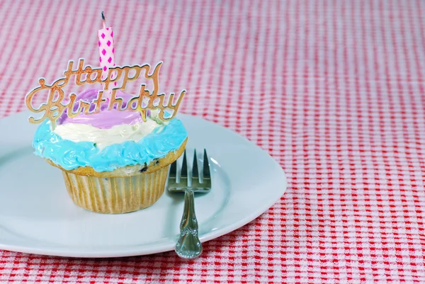 Birthday cupcake on a plate — Stock Photo, Image
