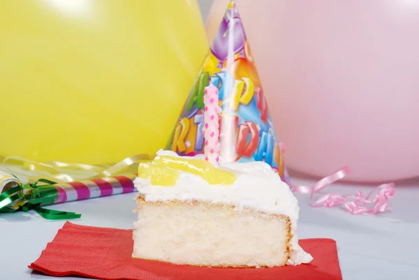Aniversário bolo de baunilha de limão — Fotografia de Stock