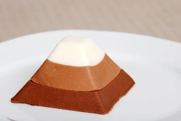 Çikolata katman piramit pasta — Stok fotoğraf