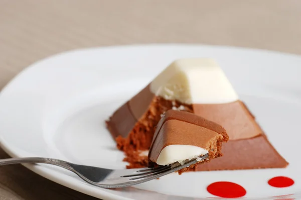Schokoladenkuchen mit Scheibe auf Gabel — Stockfoto