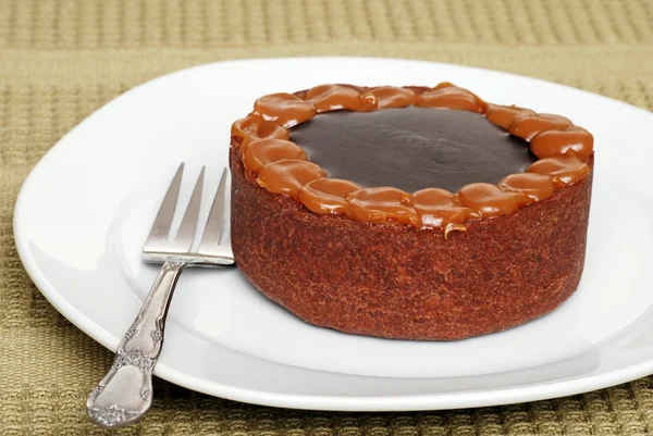 Gâteau au caramel au chocolat sur une assiette — Photo