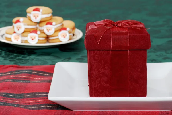 Weihnachtsgeschenk auf Teller mit Plätzchen — Stockfoto