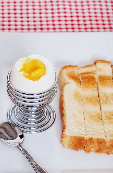 Closeup μαλακό βραστό αυγό και κομμένο σε φέτες τοστ — Φωτογραφία Αρχείου