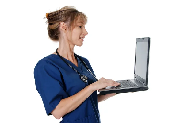 Νοσοκόμα εργασίας με ένα φορητό υπολογιστή — Φωτογραφία Αρχείου
