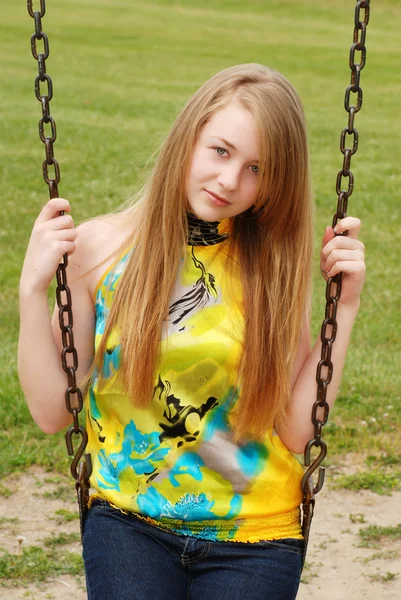 Mladý ženský teenager na houpačce — Stock fotografie