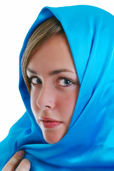 Młoda dziewczyna w niebieski szalik — Zdjęcie stockowe