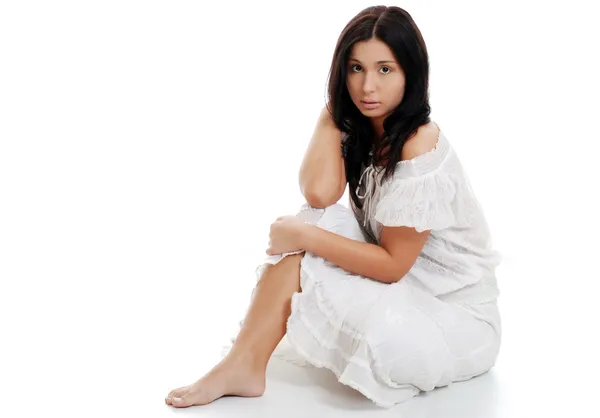 Латиноамериканського жінка, що сидить з схрещеними ногами — стокове фото