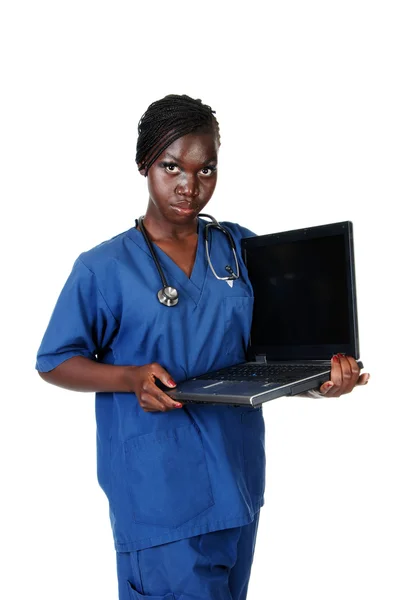 ノート パソコンで若い看護婦さん — ストック写真