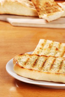 pan de ajo en un plato