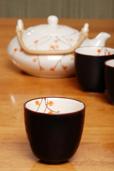 Taza de té asiática con olla en el fondo —  Fotos de Stock