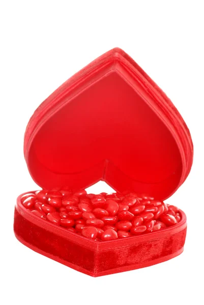Coeurs de cannelle bonbons dans une boîte à coeur rouge — Photo