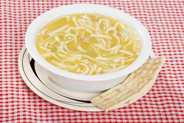 Chicken noodle soup with salted crackers — Stock Photo, Image