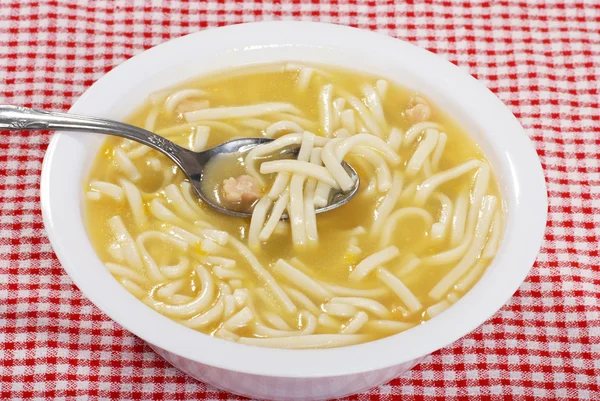 Суп з курячої локшини з ложкою — стокове фото