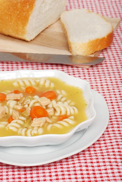 Куриный суп из макарон с нарезанным хлебом — стоковое фото
