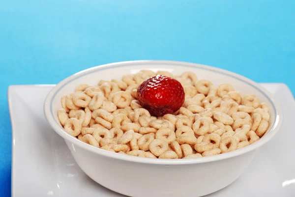 Primer plano de cereal con una fresa — Foto de Stock