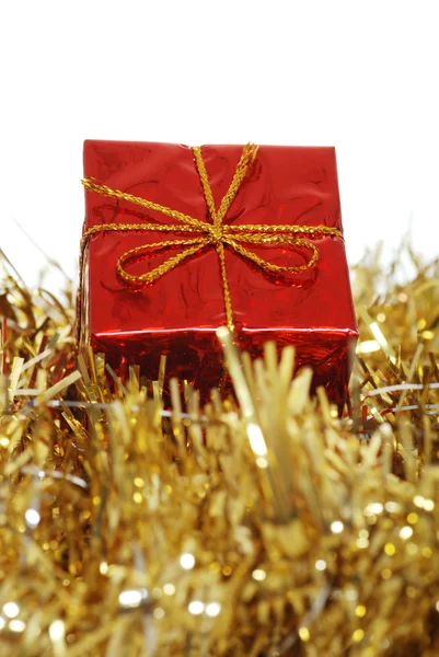 Primer plano regalo rojo con arco de oro — Foto de Stock