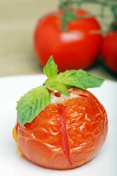 Närbild stekt tomat med färsk basilika — Stockfoto