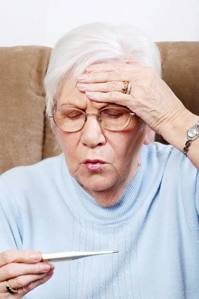 Fechar idosos doentes com febre — Fotografia de Stock