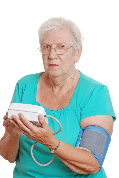 Máquina de pressão arterial de mulher sênior — Fotografia de Stock