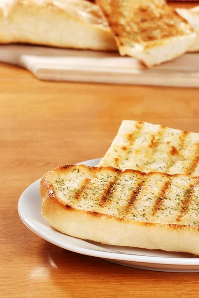 Чесночный хлеб на тарелке — стоковое фото