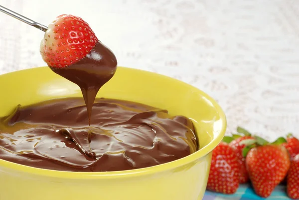 Melted chocolate and strawberry fondue — Stock Photo, Image