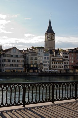 korkuluk ile Riverfront öğleden sonra