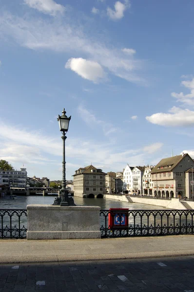 Lampost di jembatan di atas sungai — Stok Foto