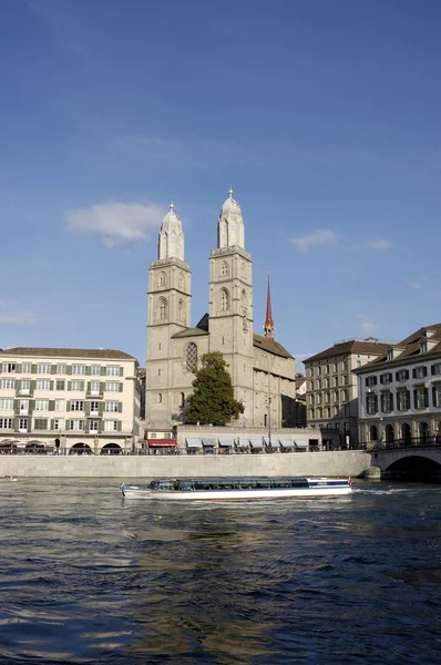 Sungai perahu dan menara Katedral — Stok Foto
