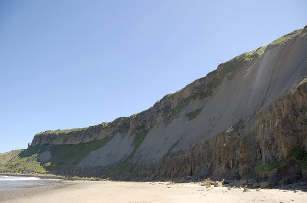 Пляж и скала — стоковое фото