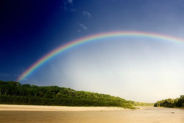 Rainbow over rivier — Stockfoto