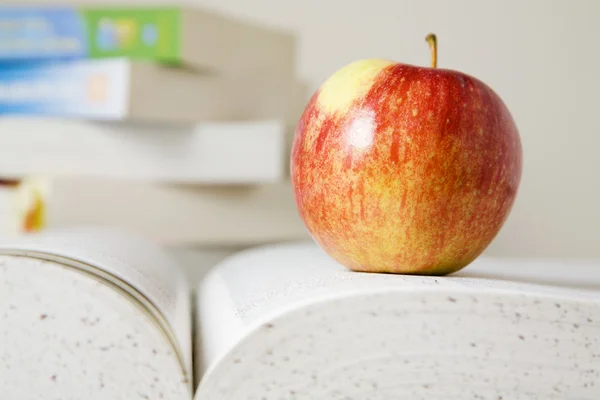 Boeken en appels — Stockfoto