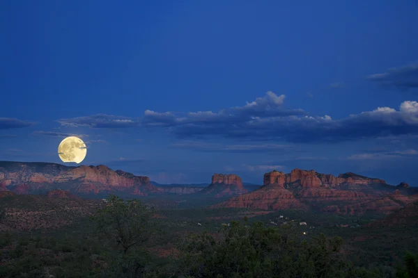 Mondaufgang über roten Felsen — Stockfoto